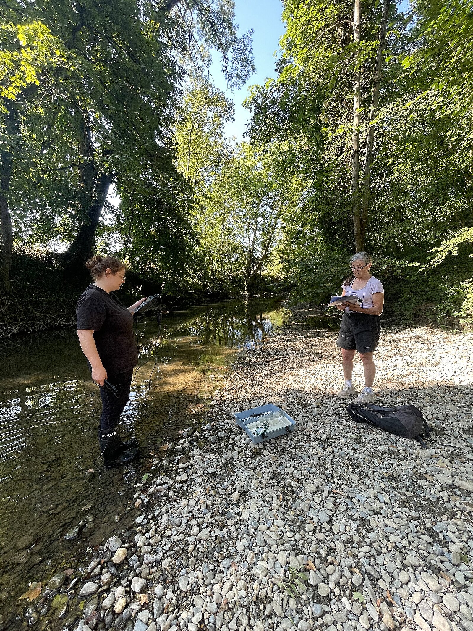 Prise des mesures de l’eau de la Venoge par le binôme Léane et Rachel. © Réseau Romand Science et Cité Prise des mesures de l’eau de la Venoge par le binôme Léane et Rachel © Réseau Romand Science et Cité