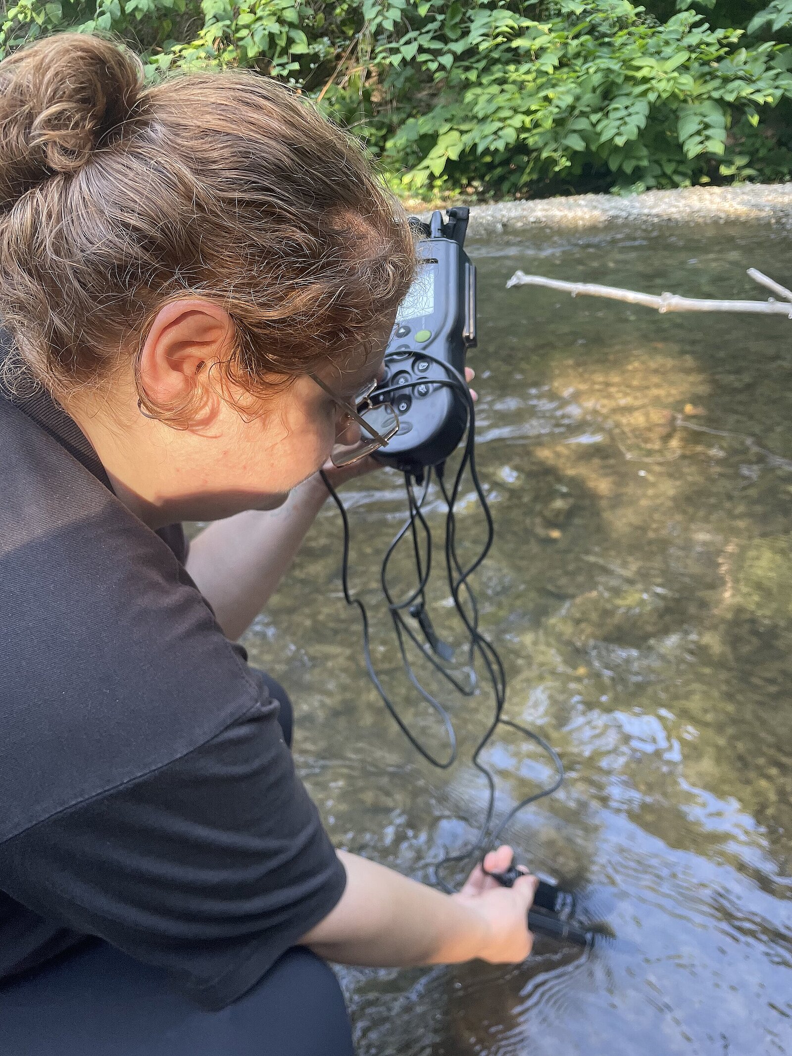 Léane prend les mesures physico-chimiques de l’eau de la Venoge. © Réseau Romand Science et Cité Léane prend les mesures physico-chimiques de l’eau de la Venoge © Réseau Romand Science et Cité