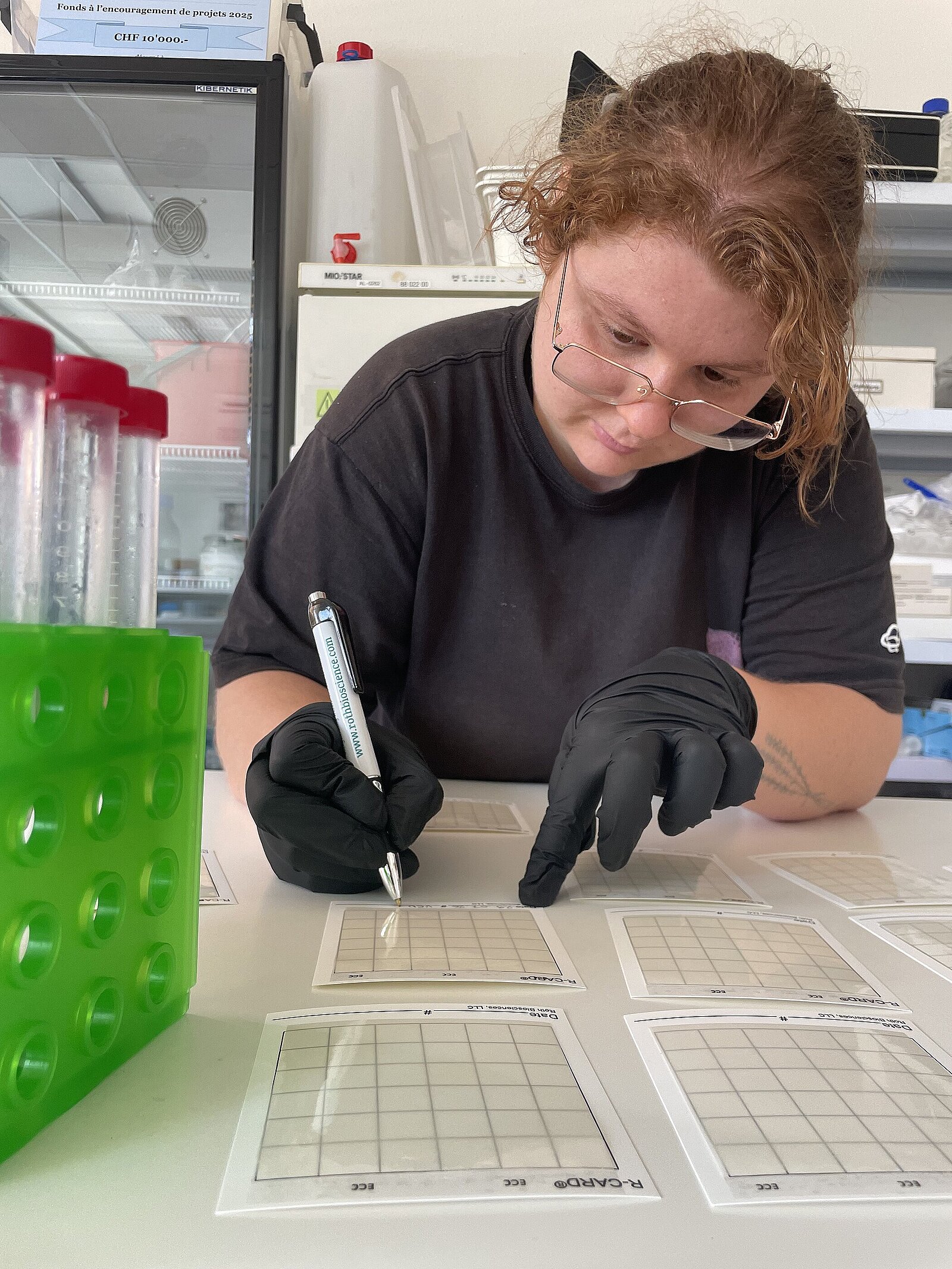 Arrivée au labo d’Hackuarium, Léane prépare les cartes de culture. © Réseau Romand Science et Cité Arrivée au labo d’Hackuarium, Léane prépare les cartes de culture. © Réseau Romand Science et Cité