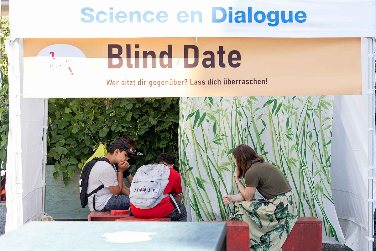 Jugendliche bei einem Blind Date mit einem Forschenden